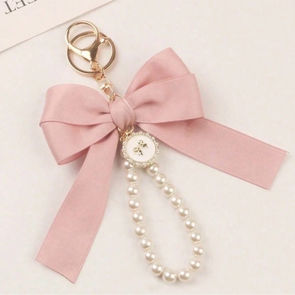 Bow bag charm/Keychain with Pearls - Picture 3 of 9